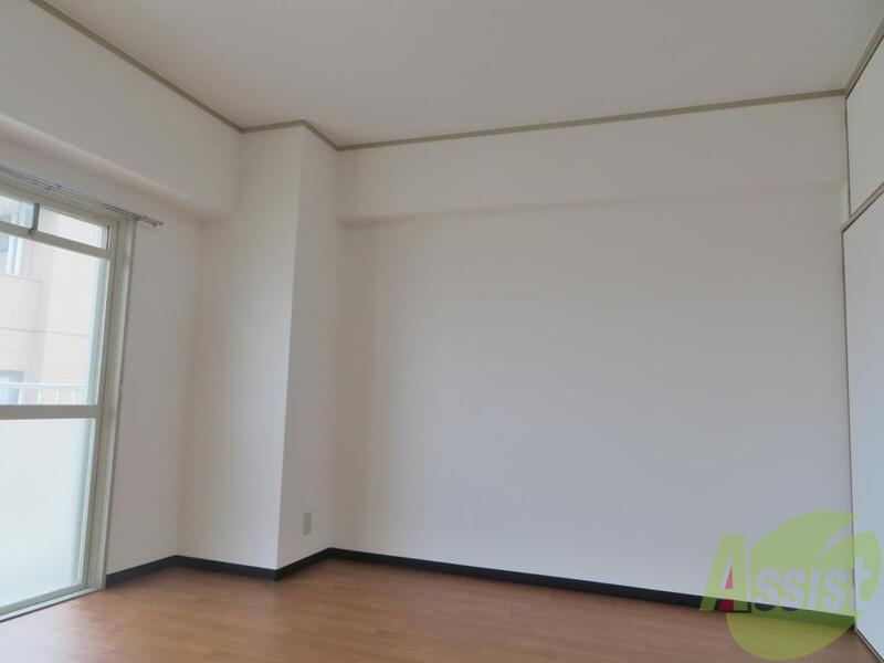 居室・リビング　８帖でも、白基調の壁のお部屋は、広く感じますね。