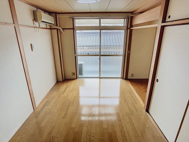 居室・リビング　現況が相違する場合は現況を優先致します。2025年9月撮影。