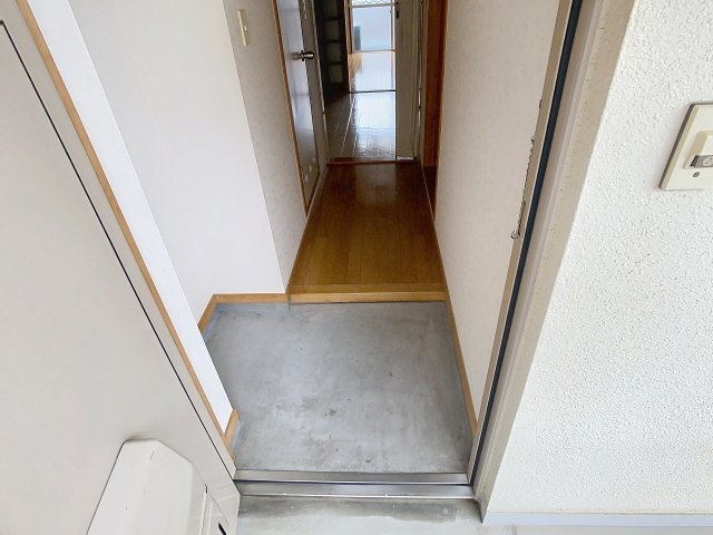 玄関　現況が相違する場合は現況を優先致します。2025年9月撮影。