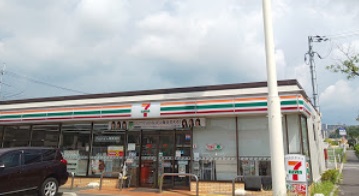 コンビニ　セブンイレブン（コンビニ）まで470m