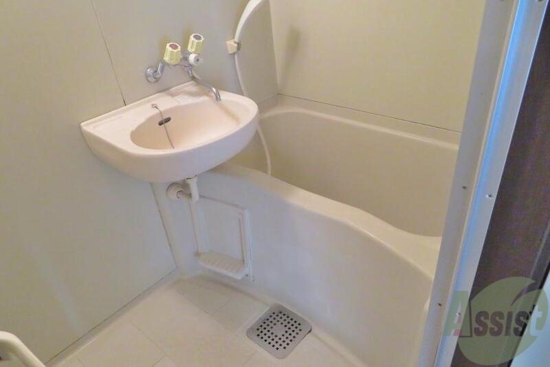 バス・シャワールーム　広いバスタブで足を延ばせてゆっくり休めますね。