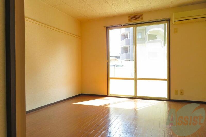 居室・リビング　大きな窓で光が差してポカポカしますね。