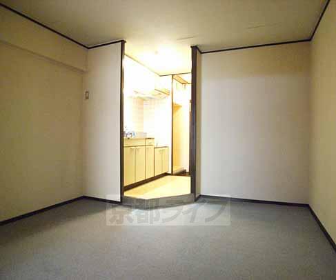 居室・リビング　ダイニングからキッチンにかけて。