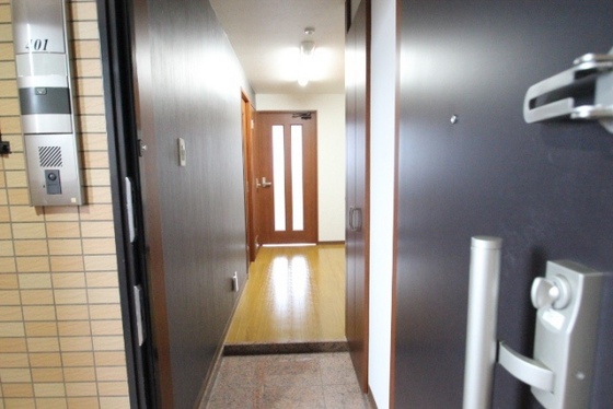 玄関　※別号室の写真です