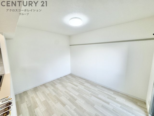 居室・リビング　白く明るいリビング