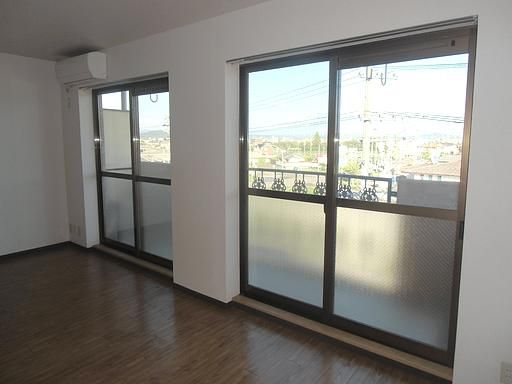 居室・リビング　明るい室内