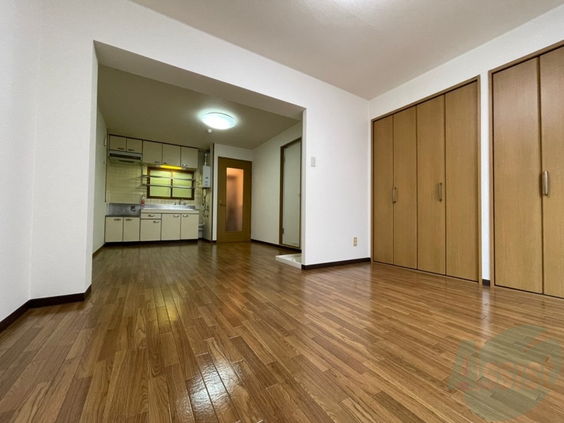 居室・リビング　リビングです。木目のフローリングが落ち着きますね。