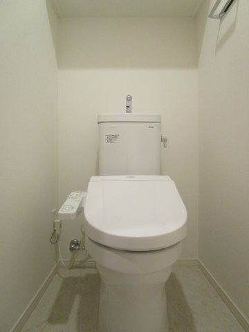 都営大江戸線 牛込柳町駅 徒歩6分 5階建 築8年のトイレ写真