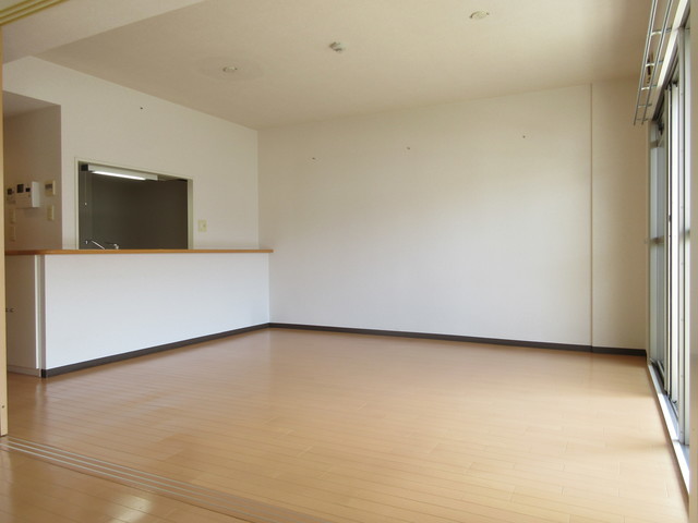 居室・リビング　広くて明るいリビングです