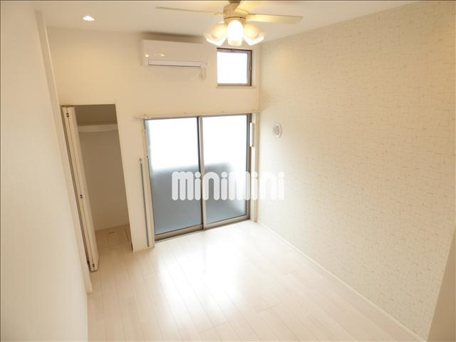 居室・リビング　天井が高く広々感じます