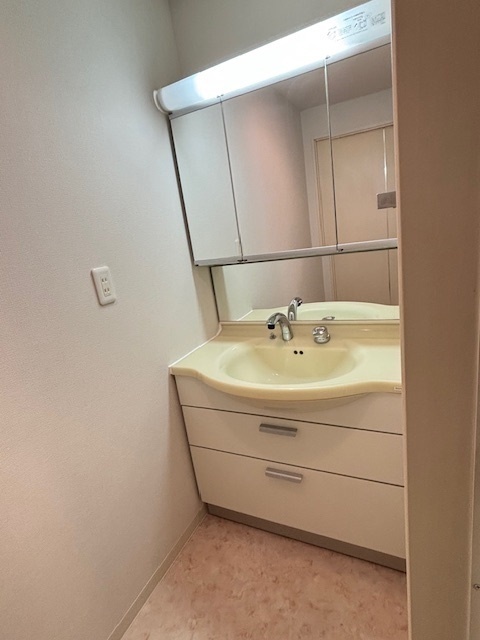 洗面設備　三面鏡付き洗面台