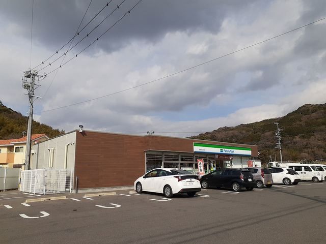 コンビニ　ファミリーマート西幡豆町店（コンビニ）まで900m