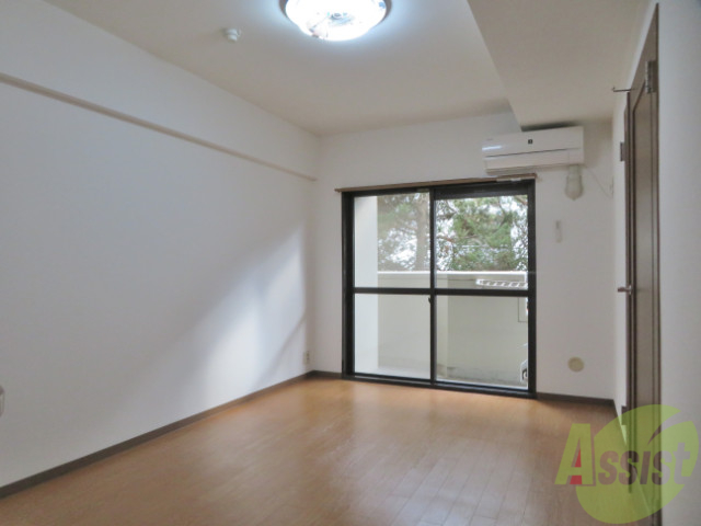 居室・リビング　日差しがたくさん入る温かいお部屋ですね。