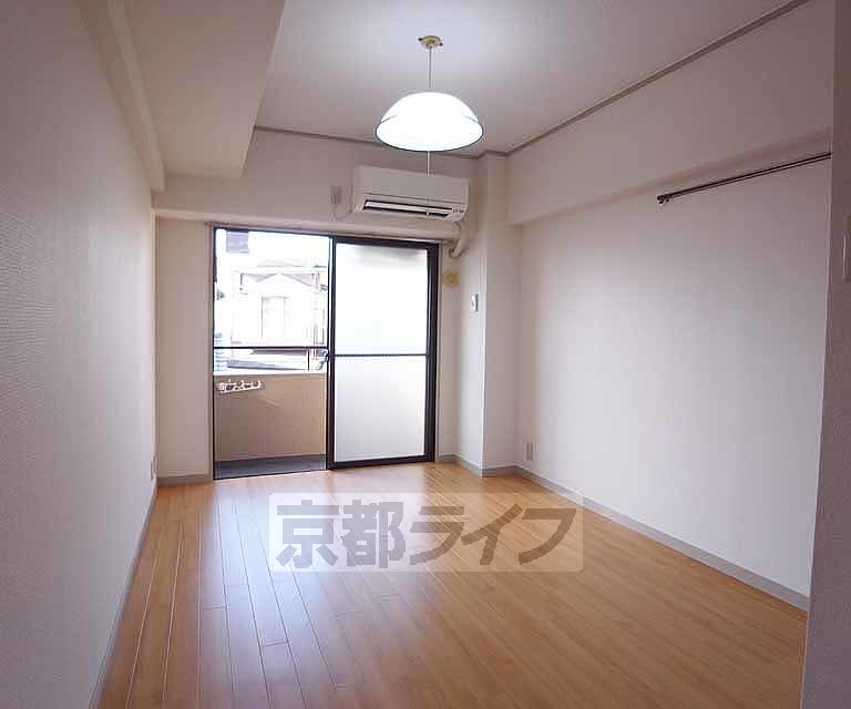 居室・リビング　西向きのお部屋になります！