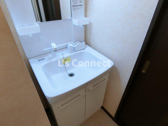 洗面設備　朝の支度もスムーズな独立洗面台。