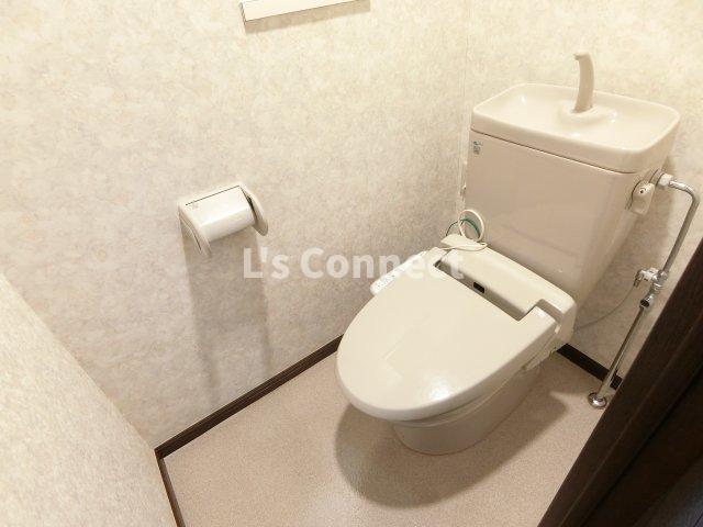 トイレ　温水洗浄便座付きのトイレ。