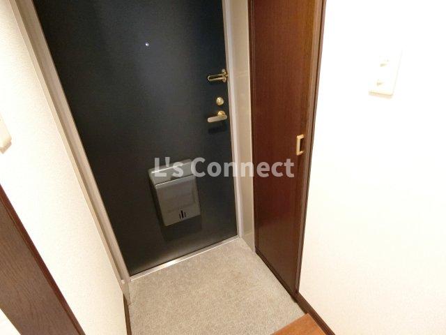 玄関　背の高い下駄箱で靴も収納できます。