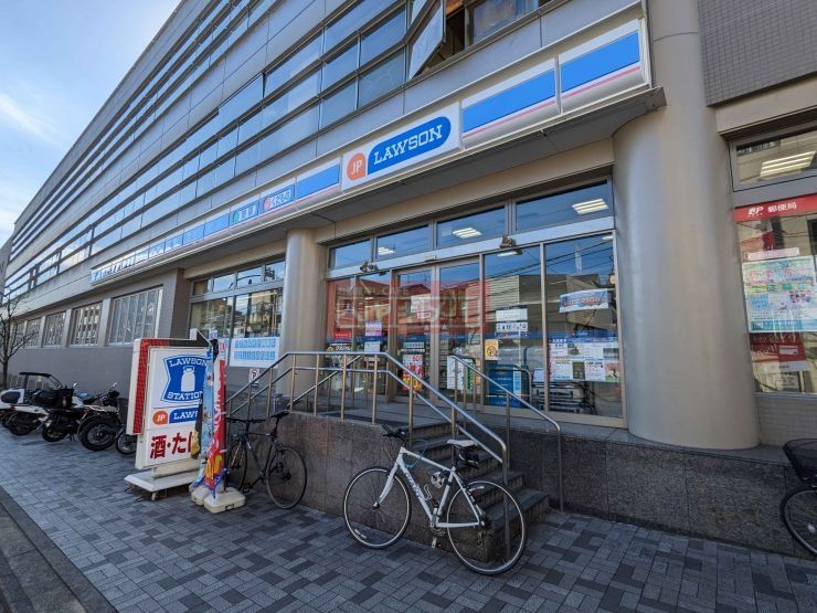 コンビニ　ローソンJPローソン代々木局店（コンビニ）まで150m