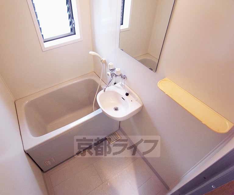 バス・シャワールーム　清潔感のある浴室です。