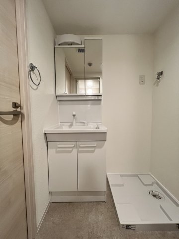 洗面設備　明るい洗面所です