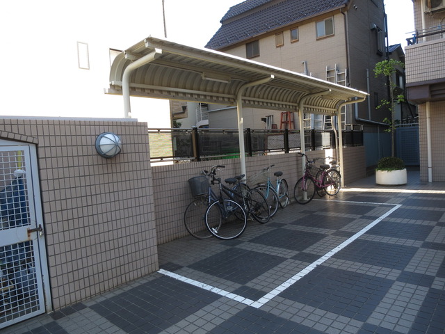 その他共有部分　敷地内に屋根付き駐輪場があります♪