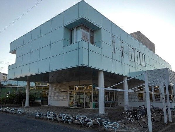 図書館　東松山市立高坂図書館（図書館）まで870m