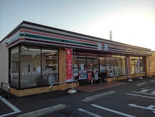 コンビニ　セブンイレブン高坂駅西口店（コンビニ）まで370m