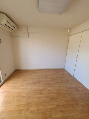 居室・リビング　同物件別室です