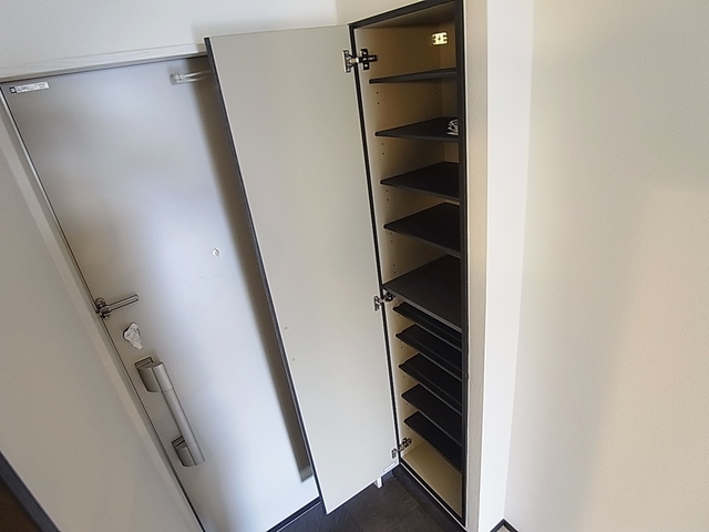 玄関　玄関にはシューズボックス完備