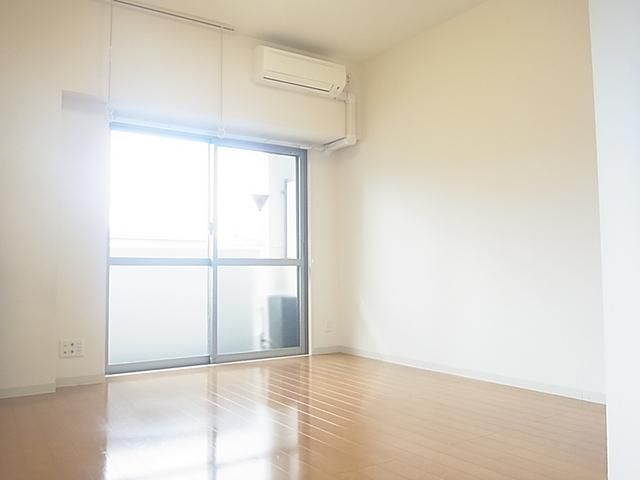 居室・リビング　広々した明るいフローリング居室