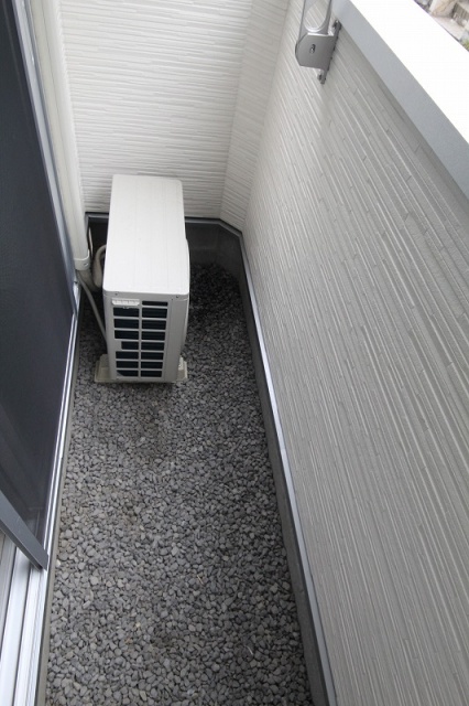 バルコニー　同物件、別号室のものです。