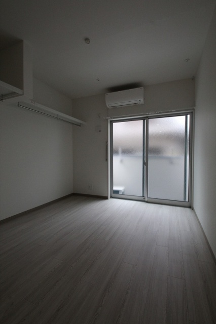 居室・リビング　同物件、別号室のものです。