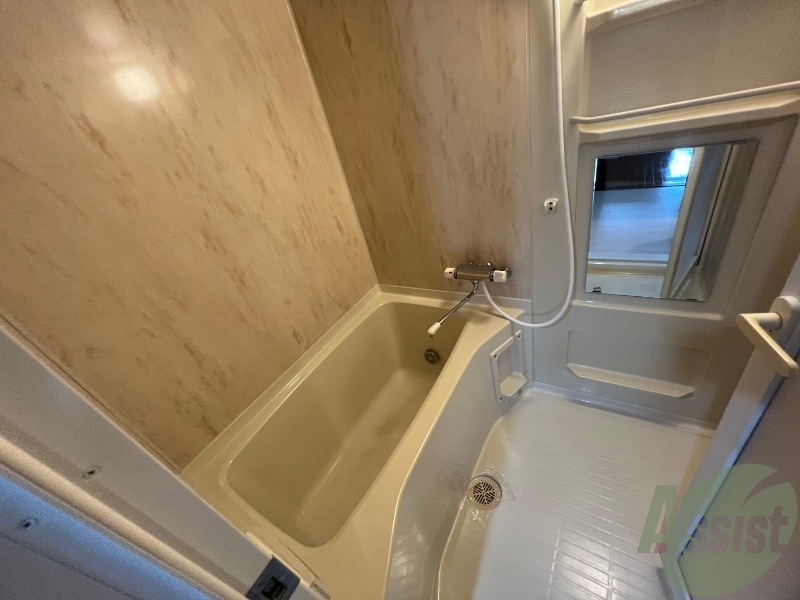 バス・シャワールーム　浴室は追い炊き機能付きになっているのでとても快適です。