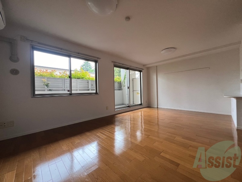 居室・リビング　南向きのお部屋でリビングにはしっかり日差しが入ります。