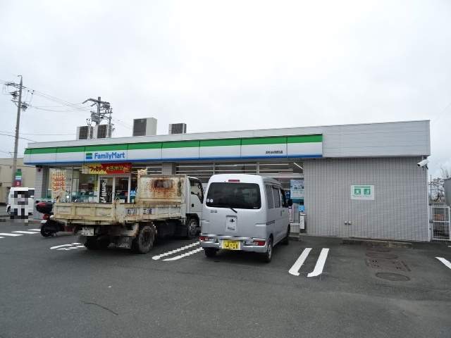 コンビニ　ファミリーマート（コンビニ）まで110m