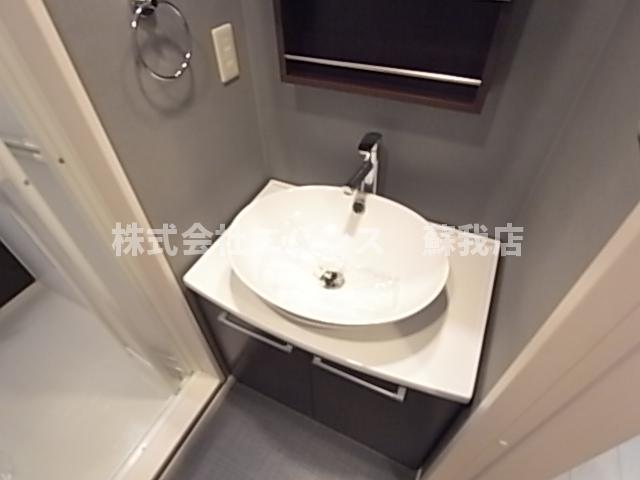 洗面設備　明るい洗面所です