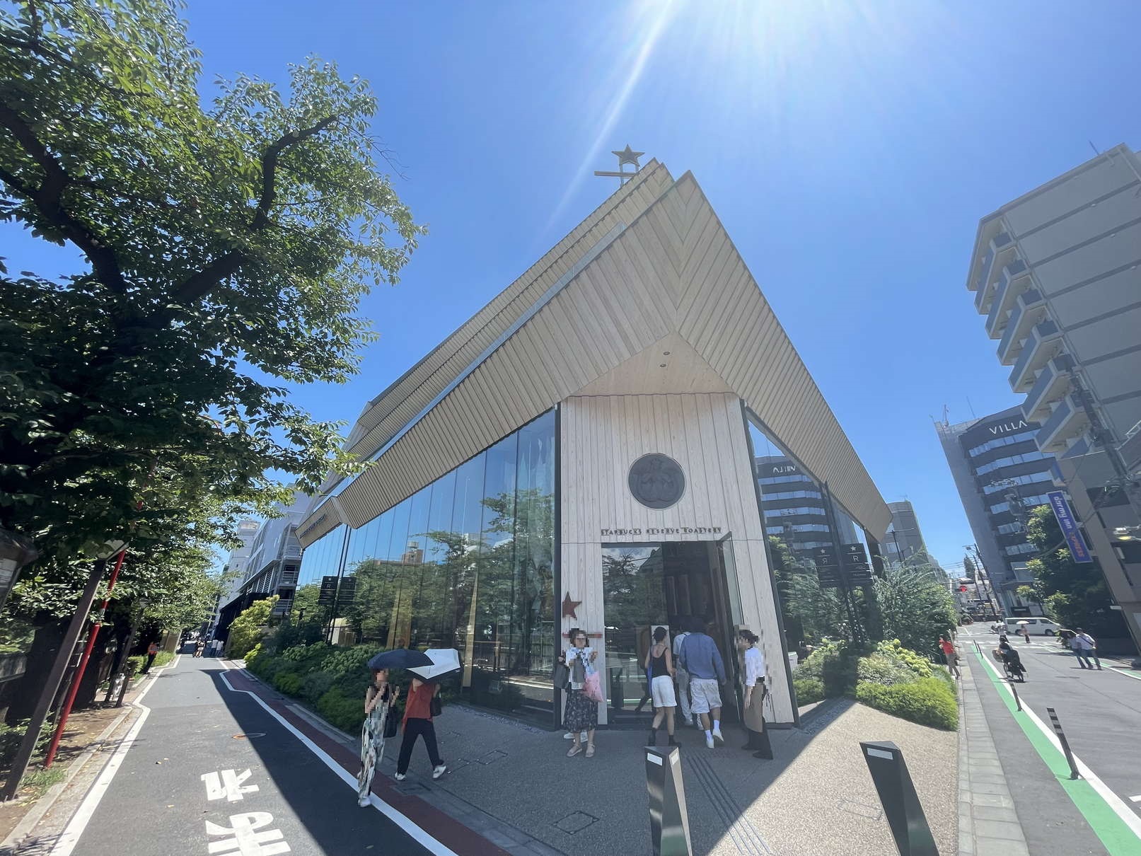 飲食店　STARBUCKS RESERVE(R) ROASTERY（飲食店）まで400m