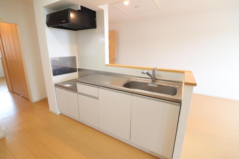 キッチン　2　調理スペースの広いアイランド式キッチン