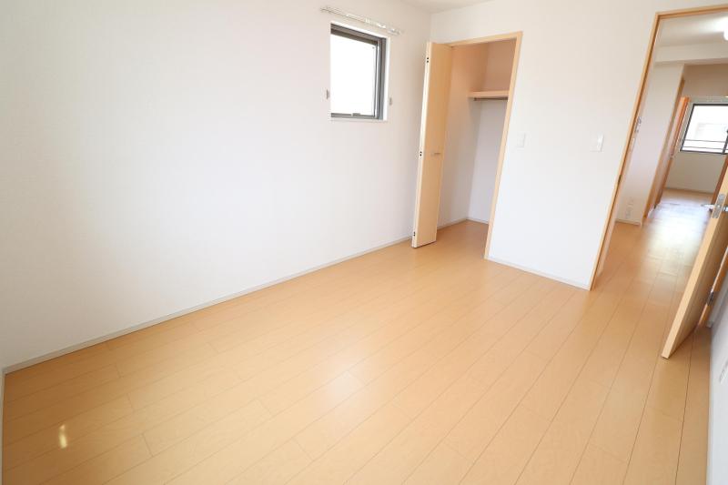 その他部屋・スペース　南側洋室6帖のウォークインクローゼットとお部屋