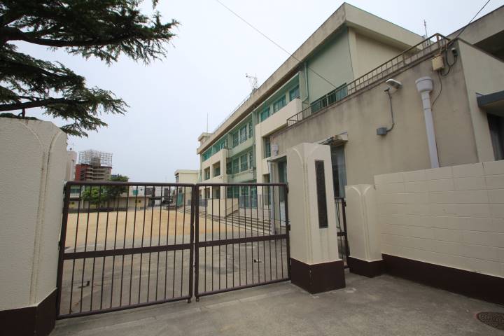 小学校　豊中市立小学校螢池小学校（小学校）まで560m
