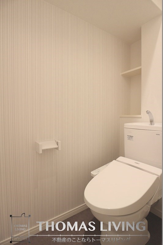 トイレ　温水洗浄便座付きで快適です。