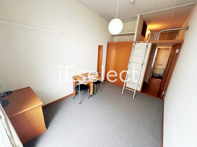 居室・リビング　ロフト付きで解放感ある居室