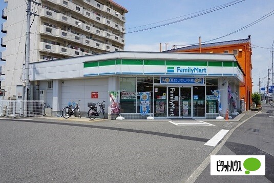 コンビニ　ファミリーマート庄町三丁目店（コンビニ）まで730m