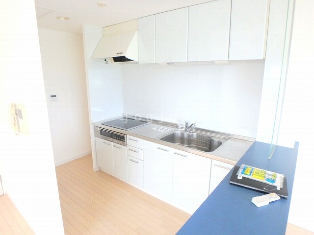 キッチン　家具の配置がしやすい独立キッチンを採用しています。