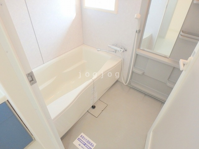 バス・シャワールーム　ボトルを収納可能なスペースを完備しています。