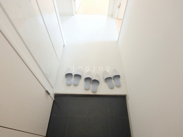 玄関　玄関左手にはトランクルーム・下駄箱を完備しています。