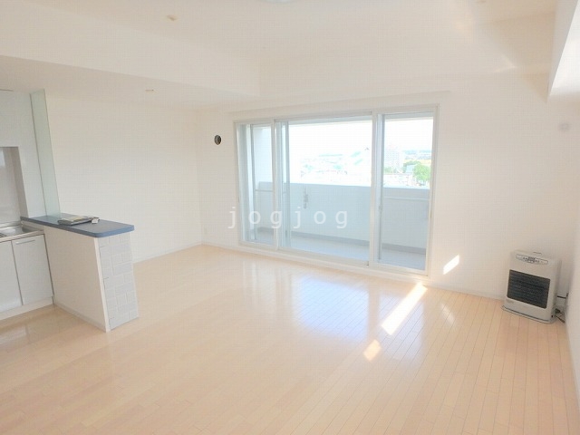 居室・リビング　ベージュの床材を採用しており明るい印象です。