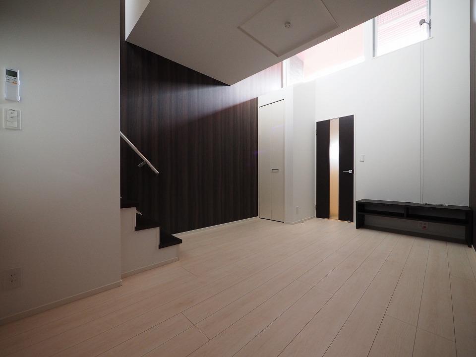 居室・リビング　高い位置にある窓が室内の明るさと風通しを良くします