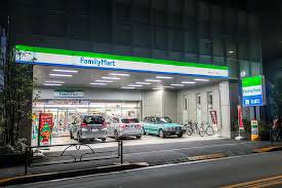 コンビニ　ファミリーマート（コンビニ）まで300m