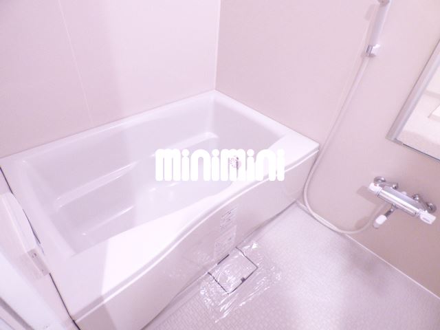 バス・シャワールーム　ゆったり浸かれるバスルームです。